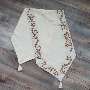Beige Floral Tassel European Table Runner